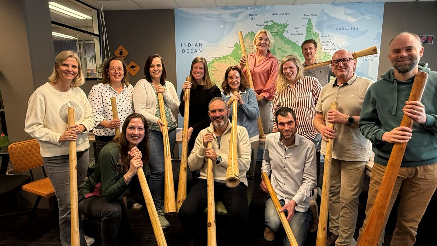 Campers Down Under team samen op de foto met didgeridoos