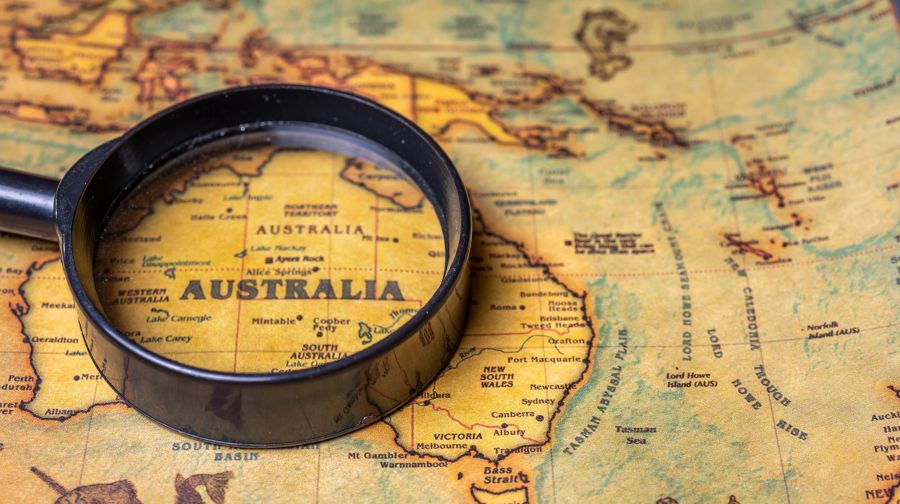 Papieren oude kaart van Australië met een loep erop