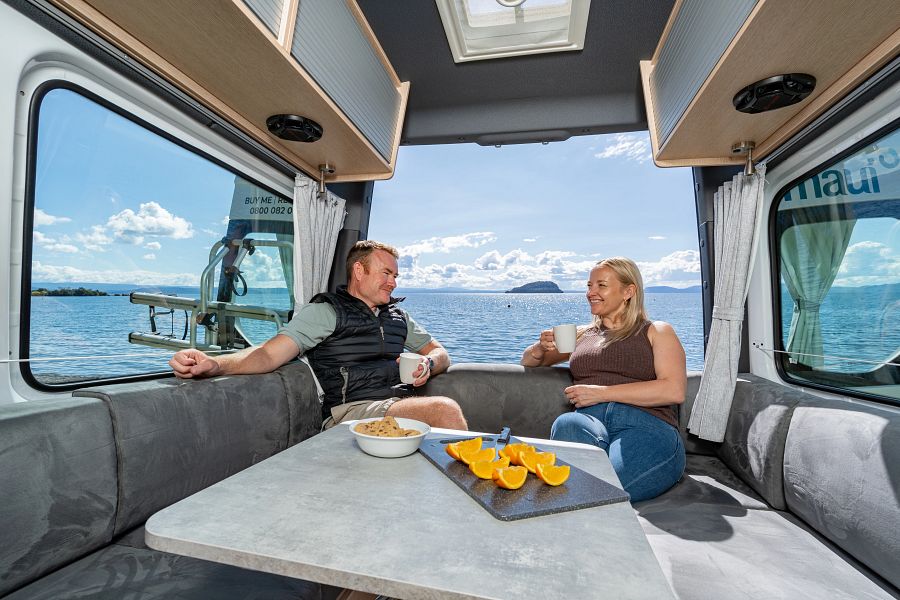 Koppel zit in zithoek achterin in Maui Ultima camper