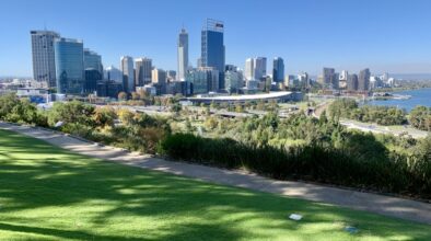Zicht op de skyline van Perth in Western Australia vanaf het gras van Kings Park