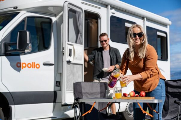 Koppel maakt een tussendoortje buiten bij de Apollo Euro Quest camper