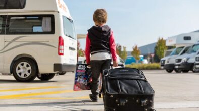 Kind trekt koffer naar camper toe