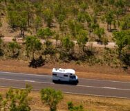 Apollo Euro Deluxe camper rijdt op een weg in de Northern Territory, dronezicht