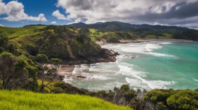 Zicht op een baai in de Bay of Islands in Northland