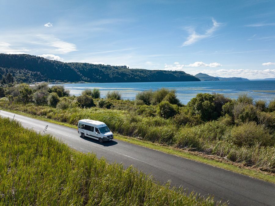 Maui Ultima rijdt op de weg langs Lake Taupo, dronezicht