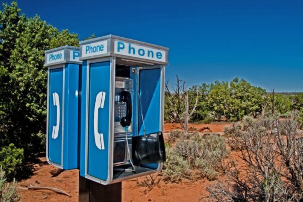 Telefoon gravelweg woestijn