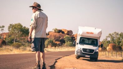 Man staat te wachten op hulp bij de Apollo Euro deluxe bij de Devils Marbles in de Northern Territory