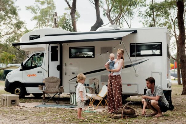Moeder met kind op de arm voor de Apollo Euro Deluxe camper op de camping