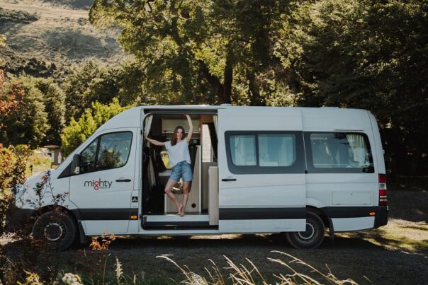 Vrouw staat inn de open schuifdeur van de Mighty Deuce bij Twizel Nieuw-Zeeland
