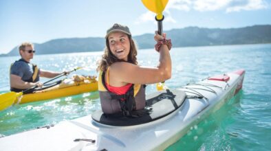 Vrouw is aan het kajakken in de Golden Bay in Abel Tasman National Park