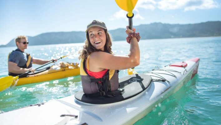 Vrouw is aan het kajakken in de Golden Bay in Abel Tasman National Park