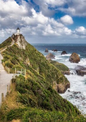 Pad bij Catlins naar de vuurtoren bij Nugget Point met de zee erachter