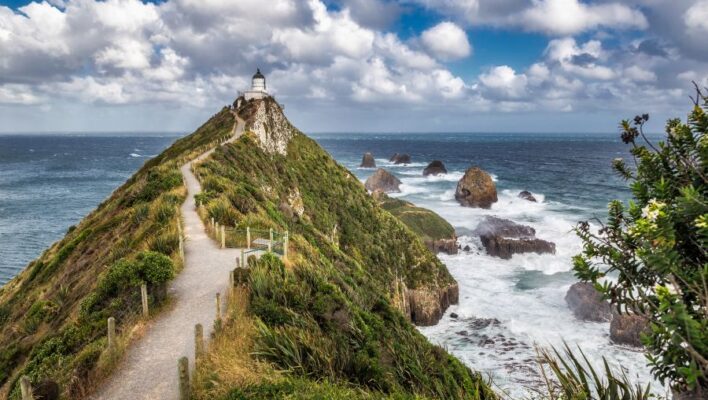 Pad bij Catlins naar de vuurtoren bij Nugget Point met de zee erachter