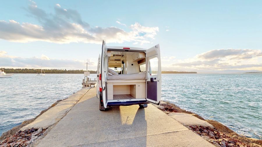Cruisin' Sandpiper staat geparkeerd op de pier met de achterdeuren open