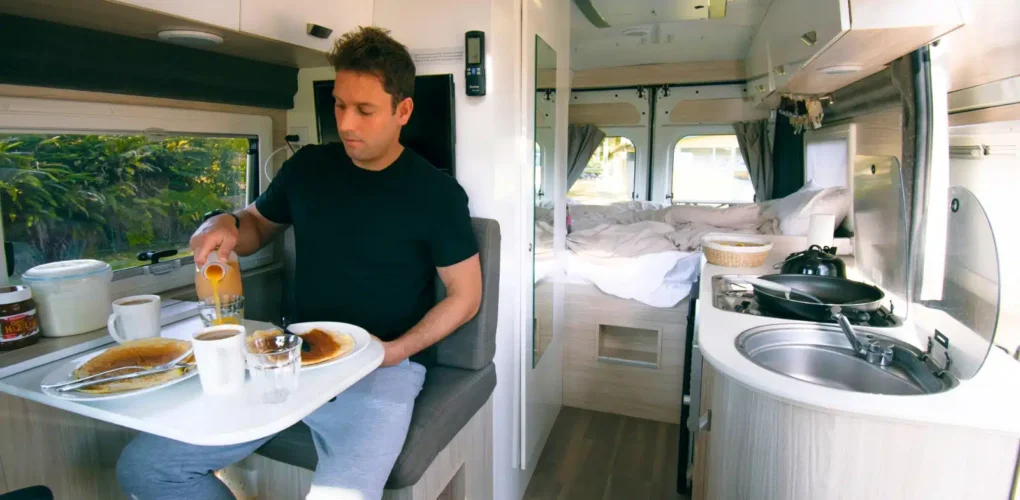 Man zit te eten aan tafel in de Cruisin' Sandpiper