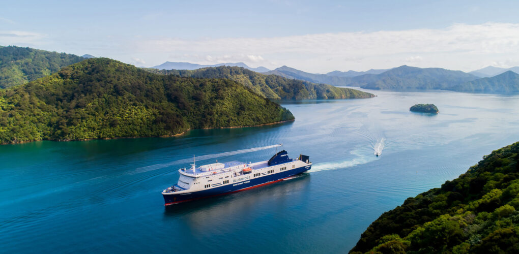 Bluebridge ferry vaart tussen Wellington en Picton, dronebeeld