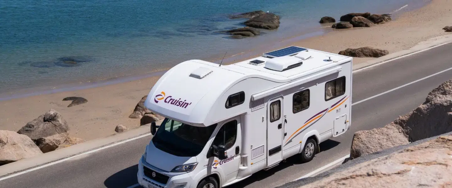 Cruisin' Seeker rijdt op weg langs de zee, dronebeeld