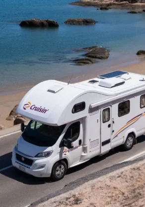 Cruisin' Seeker rijdt op weg langs de zee, dronebeeld