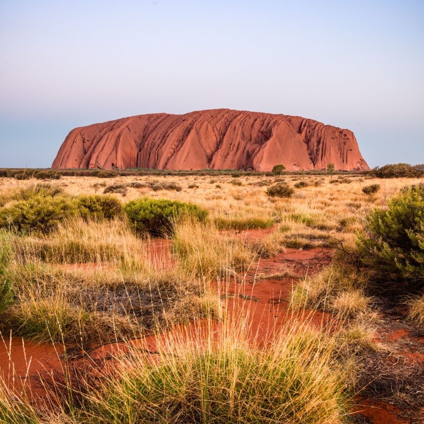 Zicht op Uluru Ayers Rock in het red Centre vanaf de gravelweg
