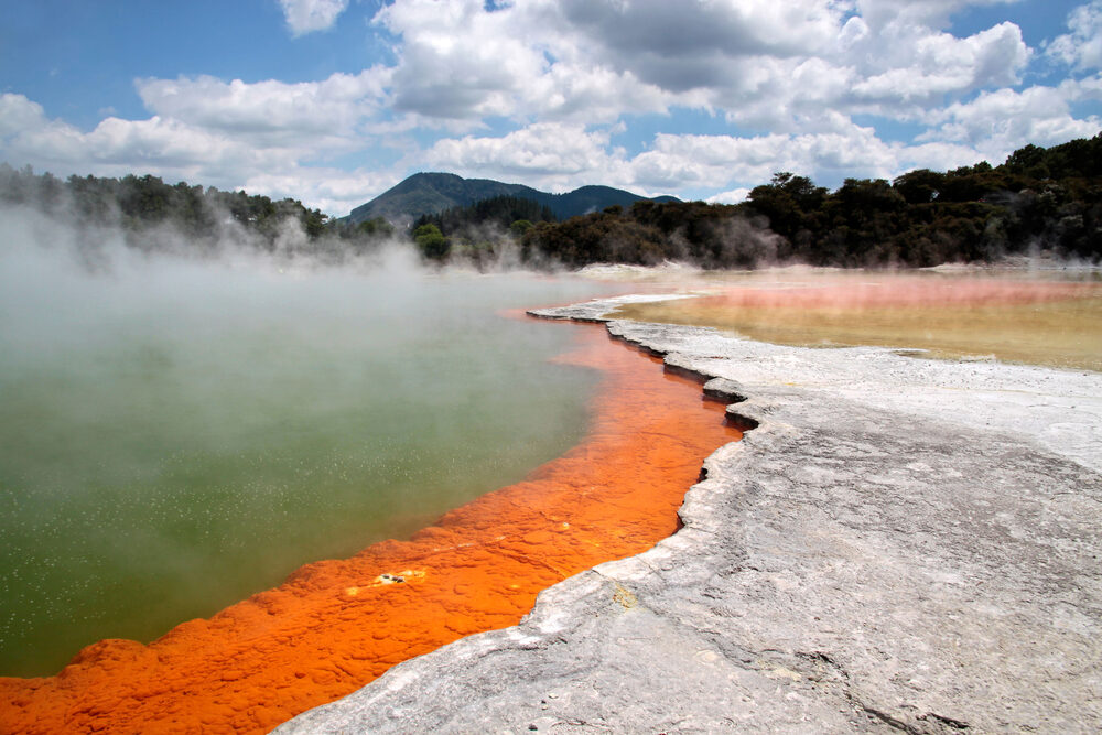 Wai-O-Tapu gekleurde pool met heet water en chemicaliën bij Rotorua