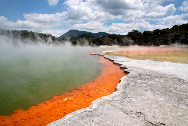 Wai-O-Tapu gekleurde pool met heet water en chemicaliën bij Rotorua