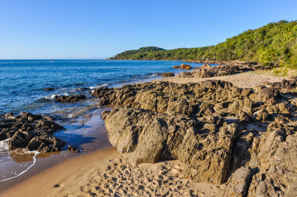 Strand met rotsblokken bij Town of 1770 in Queensland