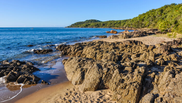 Strand met rotsblokken bij Town of 1770 in Queensland