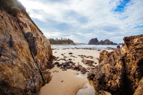 Rotsen op het strand bij Glasshouse Rocks beach bij Narooma aan de kust van New South Wales