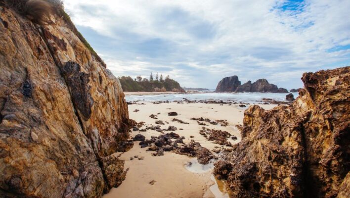 Rotsen op het strand bij Glasshouse Rocks beach bij Narooma aan de kust van New South Wales