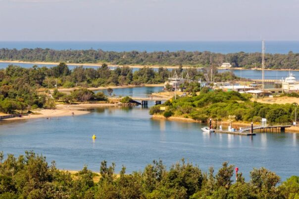Zicht op Bullock Island en boten in het water vanaf Lakes Entrance lookout