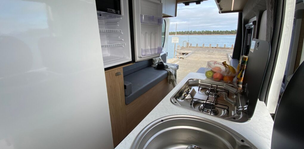 Koelkast en keuken in de Cruisin' Hitop