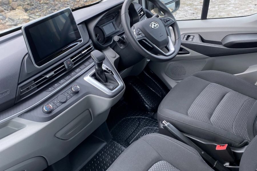 Cabine van de Cruisin' Hitop met dashboard, stoelen en stuur
