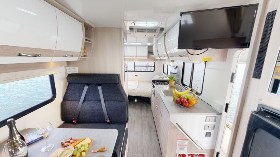 Interieur van de Cruisin' 4 Berth Deluxe met zithoek voorin en keuken