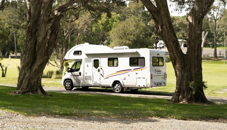 Cruisin' 4 Berth Deluxe staat tussen de bomen