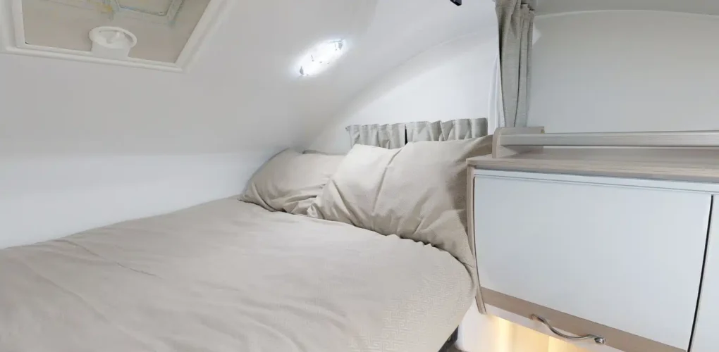 Bed in alkoof in de Cruisin' 4 Berth Deluxe