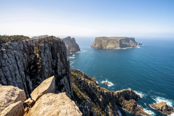 Prachtige rotskust op het Tasman Peninsula, zicht op zee