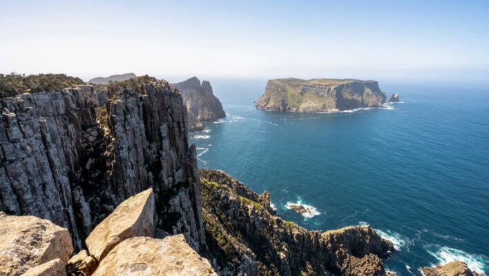 Prachtige rotskust op het Tasman Peninsula, zicht op zee