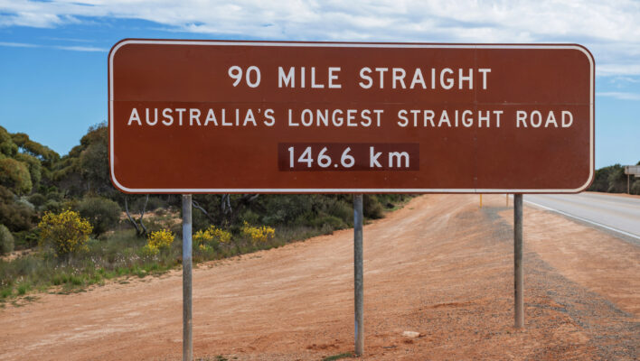 Bord met 90 mile straight, langste rechte stuk weg in Australië