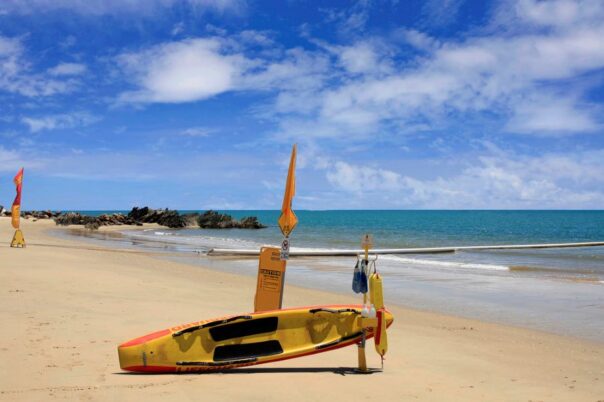 Strand met rood gele vlaggen en lifeguard bij Yorkeys Knob Cairns