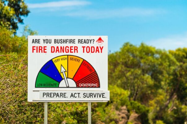 Waarschuwingsbord boor bushfires in Australië staat op high risk