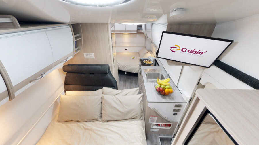 Bed in dinette van de Cruisin' 6 Berth Deluxe opgemaakt