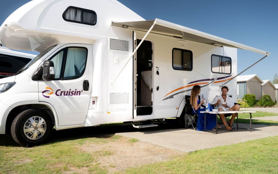 Cruisin' 6 Berth Deluxe op de camping, stel zit aan tafel
