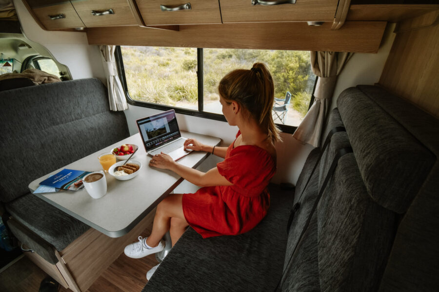 Cruisin' Adventurer vrouw zit in dinette