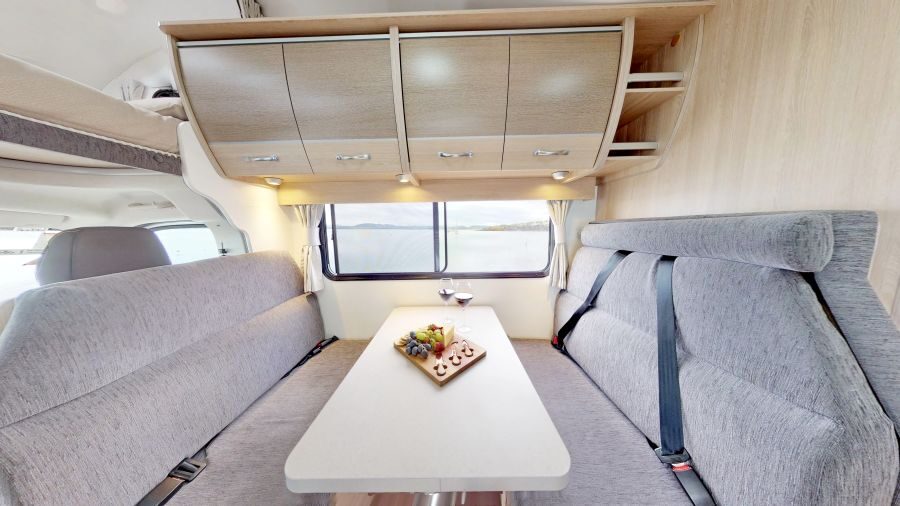 Cruisin' Discovery dinette met zicht op het bed in de alkoof
