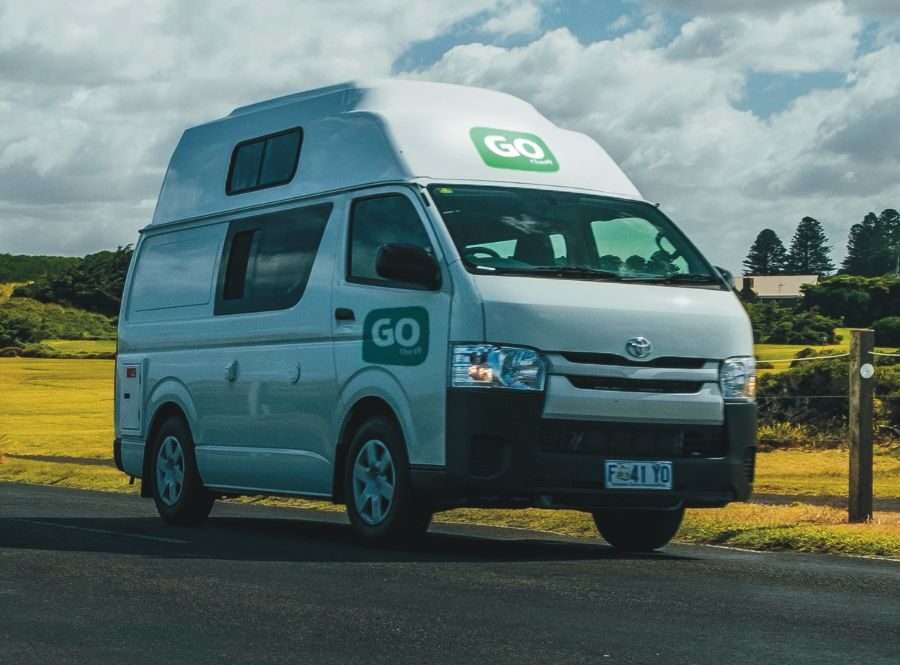 Go Cheap 2 Berth Hitop rijdend in een open landschap