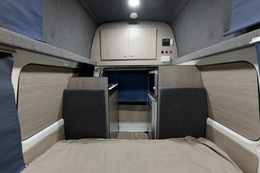 Zicht op het interieur van de Go Cheap 2 Berth Hitop vanaf het opgemaakte bed