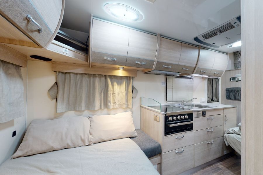 Zicht op de keuken vanaf het opgemaakte bed achter in de Go Cheap Derwent