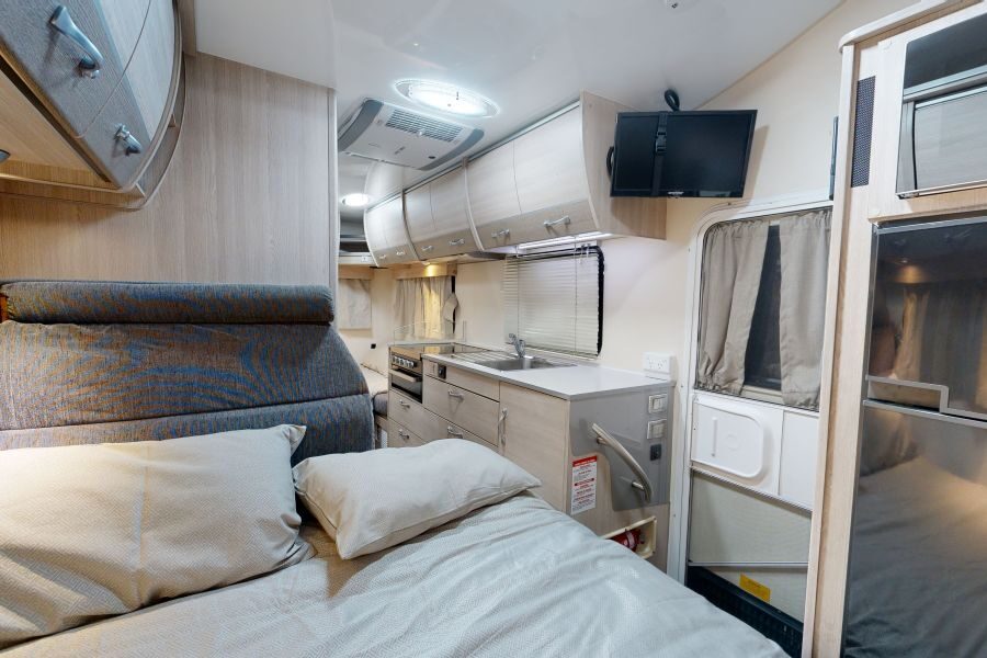 Het bed van de dinette in de Go Cheap Derwent is opgemaakt
