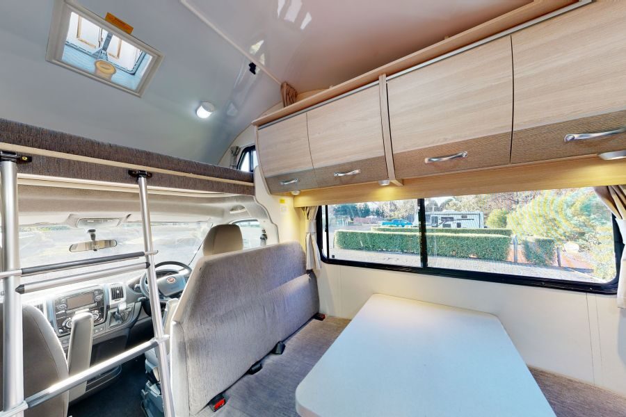 Dinette van de Go Cheap Derwent met zicht op het bed in de alkoof