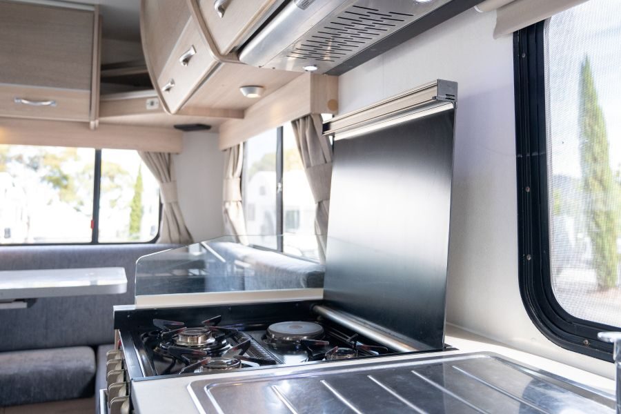 Het gasfornuis in de keuken van de Go Cheap Derwent, met zicht op de zithoek achterin